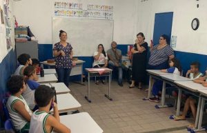 Professora Larissa Estevão discursando sobre o momento de reconhecimento dos alunos destaques. Foto: cortesia