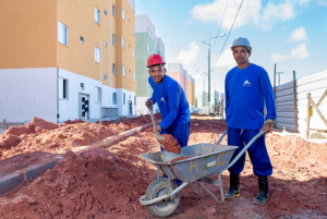Luiz Henrique e Luiz Silva ajudam na realização de sonhos ao trabalhar na obra. Foto: Juliete Santos / Secom Maceió