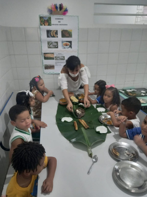 Professora Indalice Rafaela realizou um momento de degustação de alimentos indígenas com as crianças da creche. Foto: cortesia