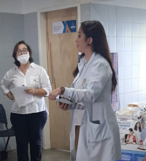Enfermeira Iara Francisca apresentando a campanha Agosto Dourado. Foto: Foto: USF Dr. Jorge David Nasser