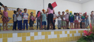 Crianças da Escola Nosso Lar I encenaram histórias do livro "Vovó Maria Conta Histórias”. Foto: cortesia
