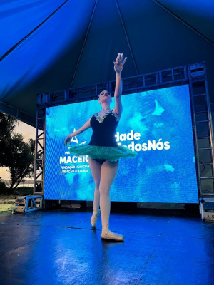 Bailarina Beatriz Beltrão na apresentação do solo "Bailarina Encantada". Foto: Karla Lima