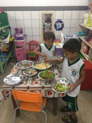 Alunos da Escola Municipal Professora Maria de Lourdes Vieira montando seus pratos. Foto: cortesia