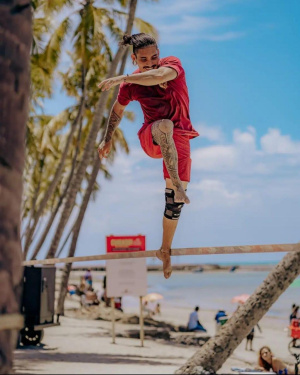 Professor Gastão Souza apresenta modalidade Slackline que aos poucos ganha espaço em Maceió. (Foto: Reprodução)