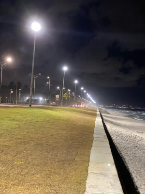 Rede de postes tem abrangência luminosa para área de passeio e faixa de areia. Foto: Ascom Ilumina