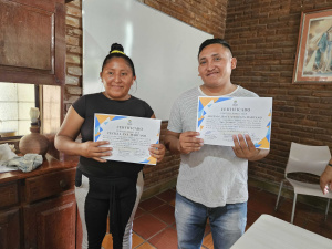 Fariza Omena, assistente social da Casa de Acolhimento para Indígenas e Argenis Marcano, líder da comunidade Warao. Foto: Livia Penelope/Ascom Semed