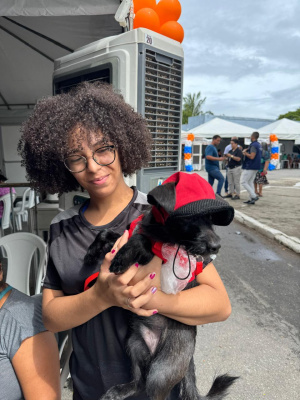 Maria Clara leva o cão Apolo para se vacinar. Foto: Ascom Segov