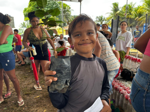 Ian Gabriel, 6 anos, recebe muda de pitangueira. Foto: Alexandre Vieira/ Ascom Alurb