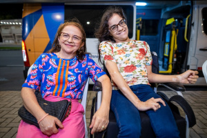 Maria Martins e a filha, Júlia Martins já conhecem o conforto e suporte do camarote PCD de outros eventos realizados pela Prefeitura de Maceió. Foto: Secom Maceió