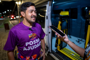 Neuberth Barros é da equipe de transporte para o camarote PCD. Foto: Secom Maceió