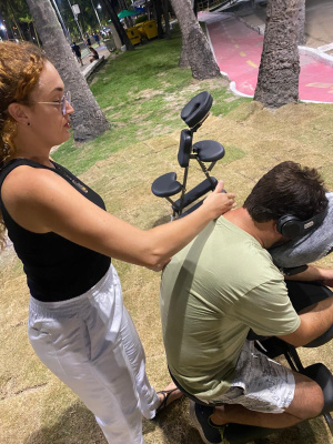 Massoterapeuta em ação na orla de Maceió. Foto: Ascom Semed
