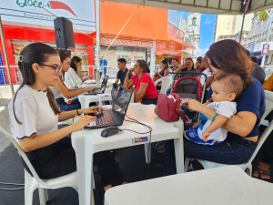 Mãe e desempregada, Milena dos Santos busca vaga como camareira. Foto: Beto Macário (Secom Maceió)