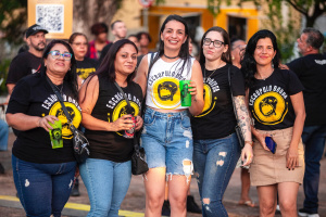 Mariana foi acompanhada das amigas aproveitar a festa e o show da banda favorita. - Foto: Alisson Frazão/Secom Maceió