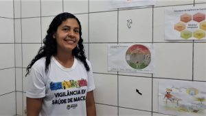 Gleiciene Alves, agente de saúde e técnica do Laboratório de Enteroparasitoses da UVZ.  Foto:  Programa de Vigilância e Controle da Esquistossomose