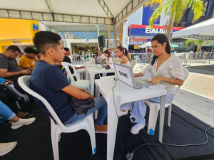 Candidados podem entregar currículos e participar de seleções para emprego nos estandes. Foto: Beto Macário (Secom Maceió)