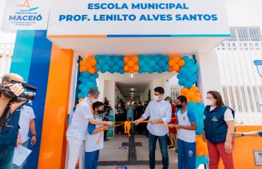Prefeito JHC entrega Escola Lenilto Alves totalmente reformada à população do Jacintinho
