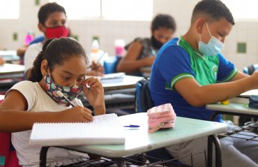 Prefeitura de Maceió  Adolescentes participam de oficina alusiva ao…