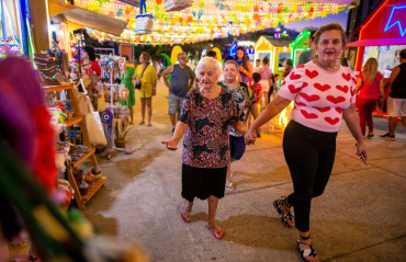 Vila Massayó encanta visitantes com show de luzes e reforço às tradições