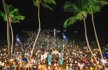 Luau Massayó leva multidão à orla da Ponta Verde em noite de Superlua Azul