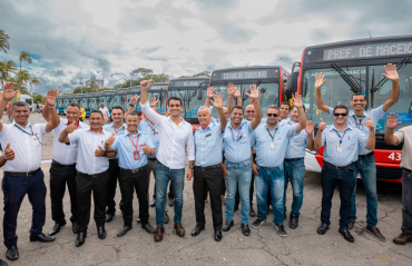 Prefeito JHC entrega mais 21 ‘Geladões’ e reforça frota de ônibus em Maceió