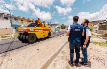 Prefeito JHC acompanha pavimentação de ruas para beneficiar 55 mil pessoas no Tabuleiro