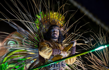 Desfile das escolas de samba celebra tradição da cultura local e anima público