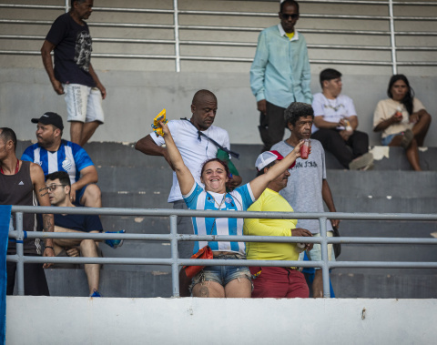 Pessoas em situação de rua vão a jogo do Campeonato Alagoano é Massa