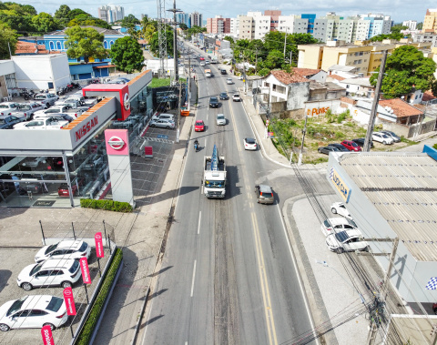 Trecho da Avenida Gustavo Paiva recebe obras de recapeamento