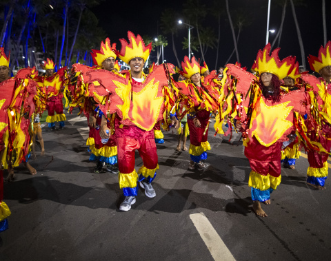 Desfile das escolas de samba celebra tradição da cultura local e anima público