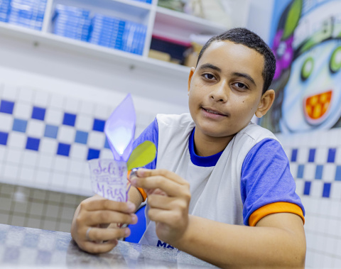 Alunos de escola municipal produzem presentes tecnológicos na aula de robótica