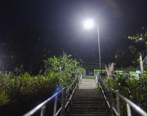 Iluminação em LED transforma rotina de comunidades em Maceió 