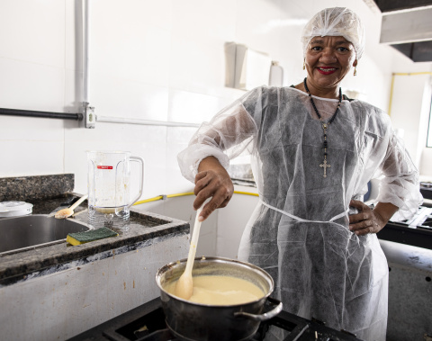 Pessoas em situação de rua participam de oficina culinária