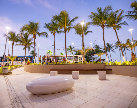 Prefeitura de Maceió entrega praça Hélio Vasconcelos totalmente revitalizada