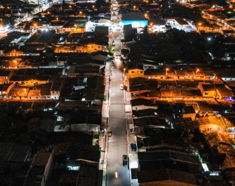 Prefeitura de Maceió instala 231 luminárias em LED em avenida e ruas do Clima Bom