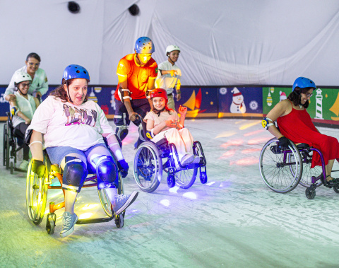 Público PCD aproveita pista de patinação no Parque do Centenário