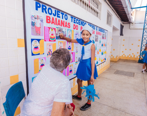 Estudantes homenageiam grupo de baianas do Pontal da Barra