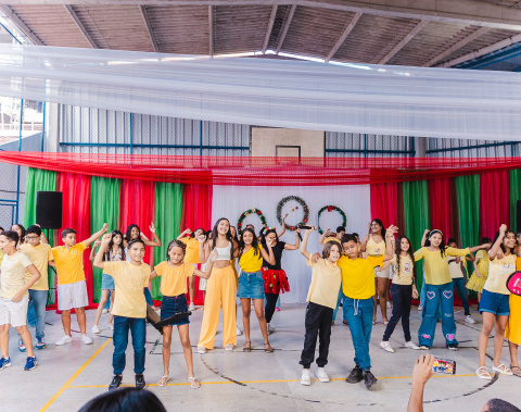 Fim do ano letivo é celebrado com festa natalina em escola municipal