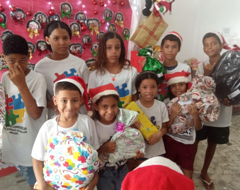 Crianças do Serviço de Convivência recebem presentes do Papai Noel dos Correios