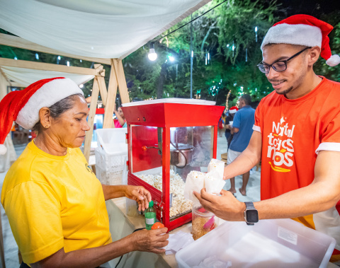 Parada Natalina leva brilho e magia do natal para comunidades de Maceió