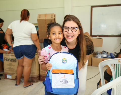 Educação entrega fardamentos a estudantes da Escola Municipal Manoel Pedro