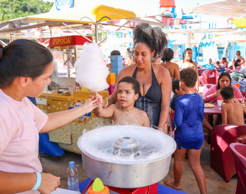 Ação inclusiva continua levando estudantes com autismo para parque aquático