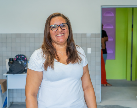 Professora com deficiência visual realiza sonho de trabalhar na Educação Infantil do Gigantinhos