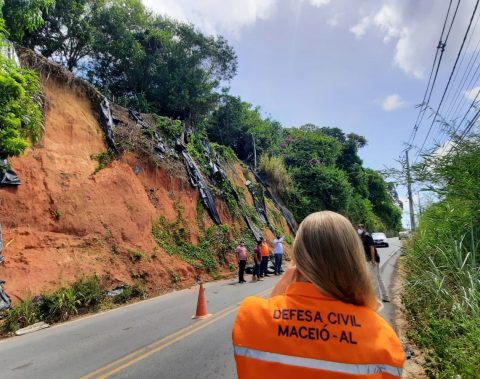 Prefeitura de Maceió realiza ações de prevenção às chuvas na Ladeira de Fernão Velho