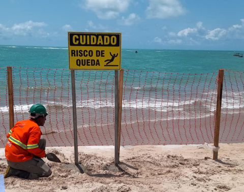 Prefeitura instala placas de sinalização e rede de proteção na orla da Jatiúca