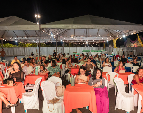 Show de humor marca comemoração do Dia do Servidor Público