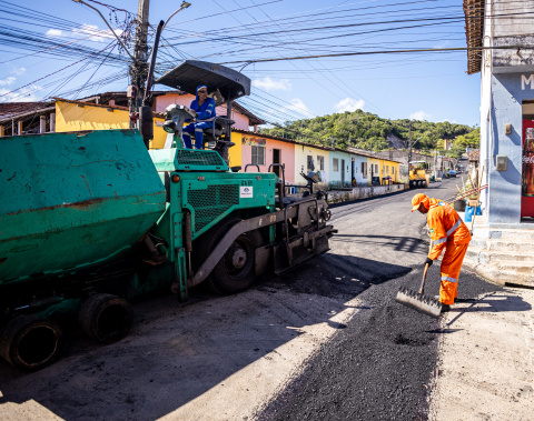 Mais uma rua de Riacho Doce recebe obras de pavimentação asfáltica