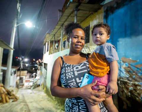 Moradores de grota comemoram iluminação 100% LED na comunidade