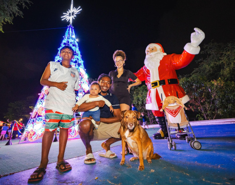 Moradores do Vergel do Lago se encantam com o brilho do Natal na Parada Natalina