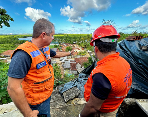 Defesa Civil de Maceió vistoria residências em Coqueiro Seco, após fortes chuvas