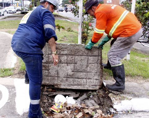 Limpeza de galerias, contenção de encostas e troca de tubos de drenagem estão em execução em Maceió